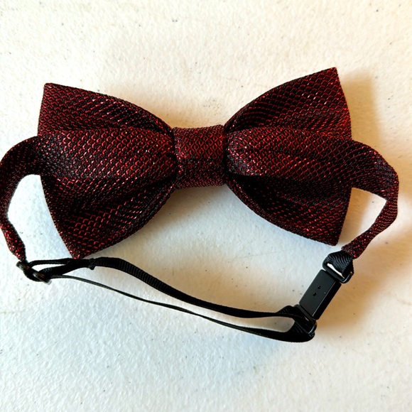 NEW Men’s Bowtie - sparkly red & black adjustable - HoCo, Prom, Halloween - Picture 2 of 3